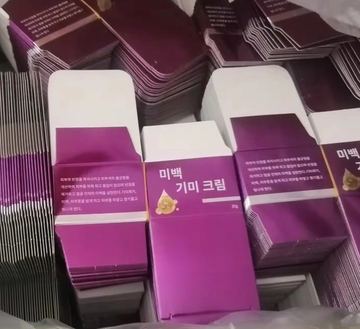 WhatsApp chat with beauty brand distributor about luxury boxes