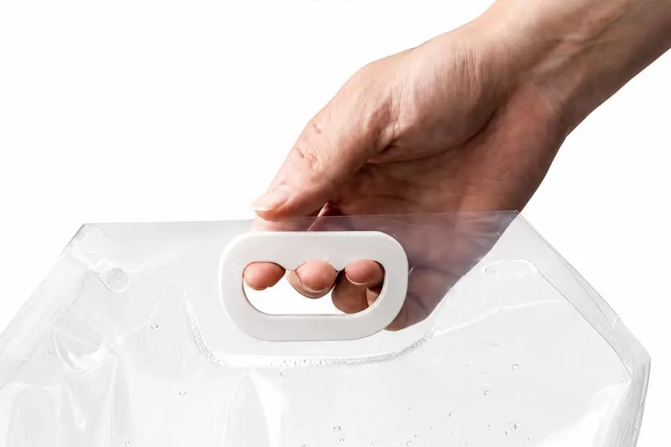 Spout pouch with handle hole
